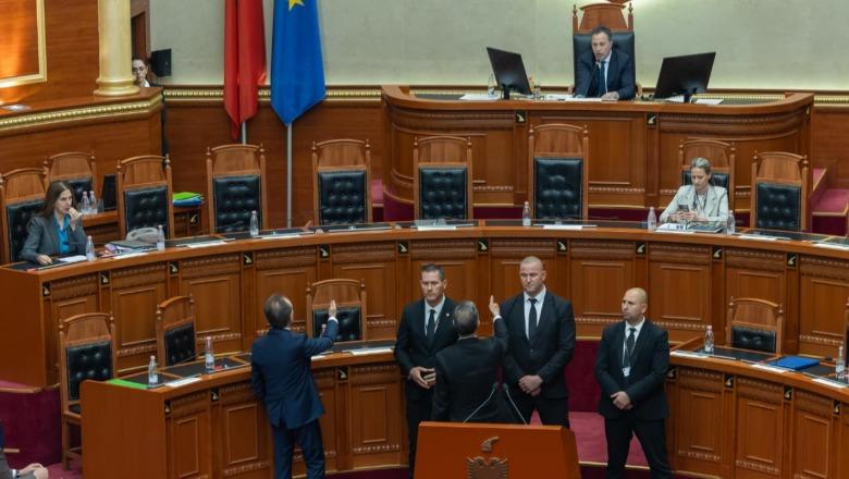 LIVE TV - Tensione në Kuvend/ Boçi merr ‘peng’ foltoren, Peleshi e përjashton nga seanca! Opozita braktis sallën