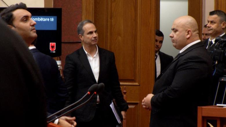 Rifillon seanca parlamentare, Boçi ende në sallë pas përjashtimit