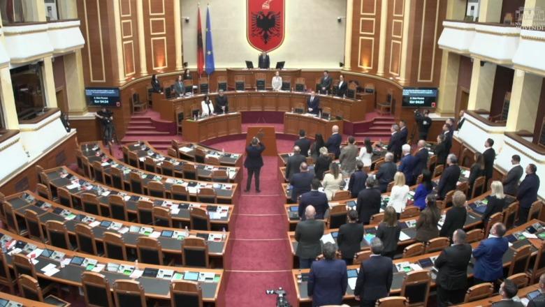 Ndarja nga jeta e akademikut Rexhep Qosja, Kuvendi mban 1 minutë heshtje