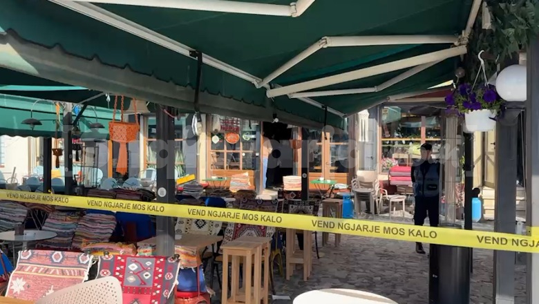 Sherr mes dy pronarëve lokalesh në Korçë, goditen me karrige! Një i plagosur me thikë (VIDEO)