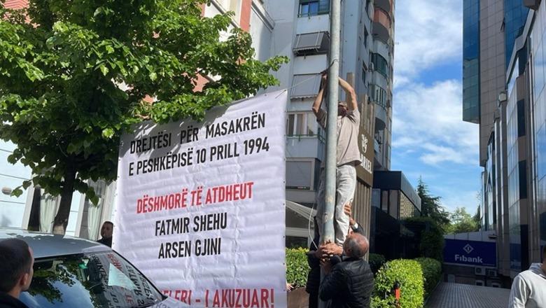 FOTOLAJM/ ‘Fredi Beleri i akuzuar’, banderolë jashtë derës së Kushtetueses: Drejtësi për masakrën e Peshkëpisë 