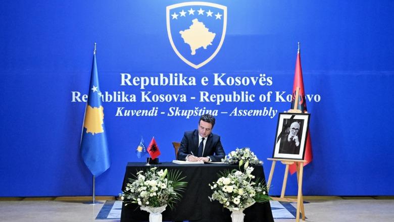 Ndarja nga jeta e Rexhep Qosjas, sot ditë zie në Kosovë! Mbahen homazhet në Kuvend (VIDEO)