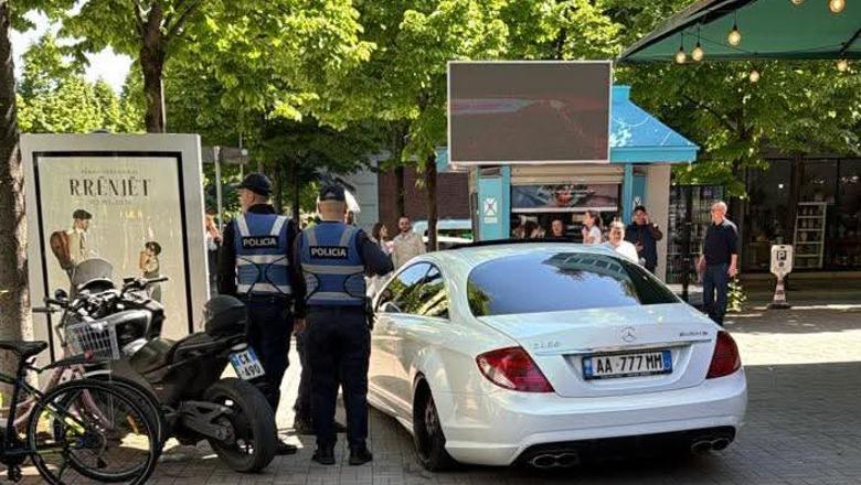 Tiranë/ ‘Benzi’ luksoz del nga rruga dhe përfundon në trotuar, shoferi gjobitet me 40 mijë lekë