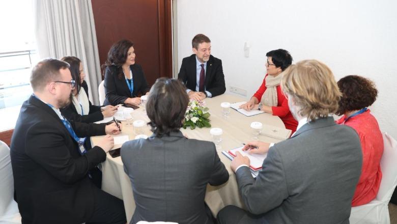 Ministri Hoxha takim në Delfi me komisioneren Marta Kos: Punë intensive dhe koordinim në funksion të procesit të anëtarësimit të Shqipërisë në BE