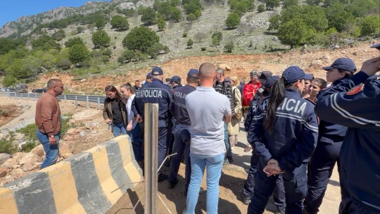 Banorët e Rrjollit në protestë kundër resortit të Bashkim Ulajt: I bëjmë thirrje shqiptarëve të na bashkohen, nuk ikim nga toka jonë