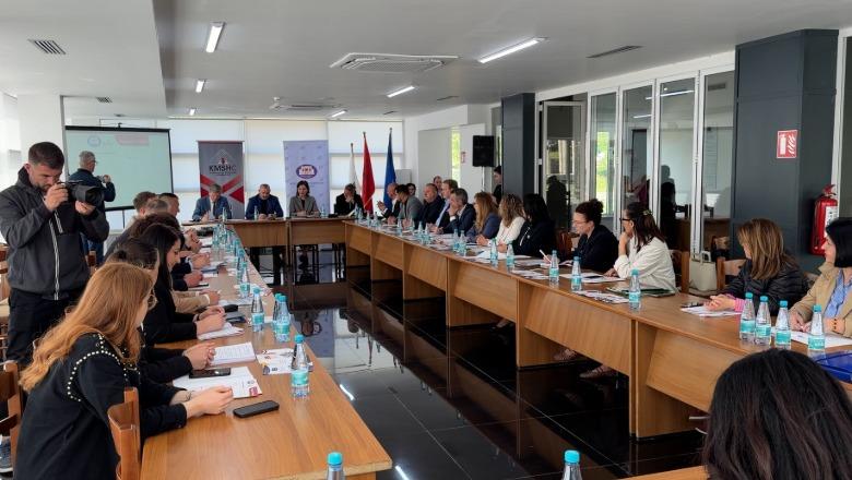 Takim për administratën publike në Lezhë, Komisioneri për Mbikëqyrjen e Shërbimit Civil: Problematikat do t’i adresohen Kuvendit