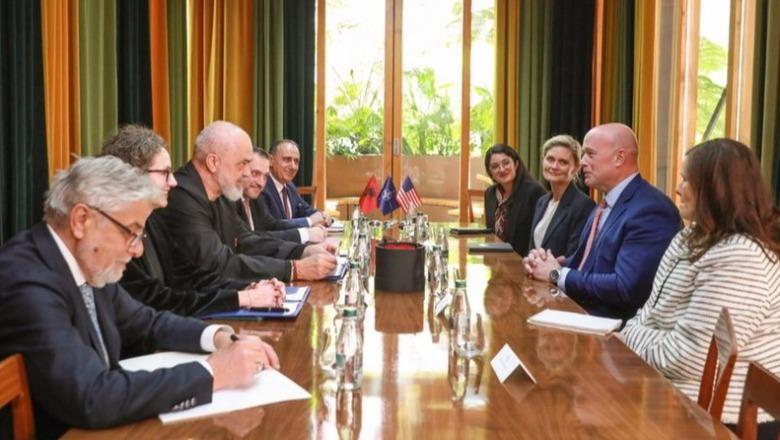 Shpenzimet e mbrojtjes, ambasadori Whitaker jep detaje nga takimi me Ramën dhe vizitën në Kuçovë
