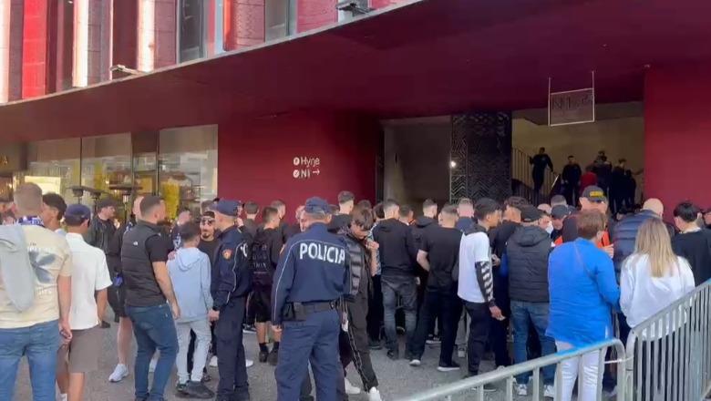Radhë jashtë stadiumit, tifozët fillojnë të mbushin shkallët e 'Air Albanias'! Kontrolle nga policia