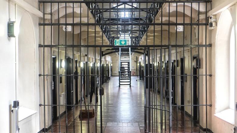 Greqi/ Drejtoria refuzoi t’i transferonte në një qeli tjetër, të dënuarit i vënë zjarrin burgut!