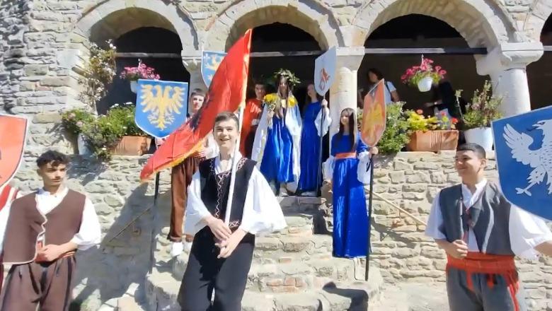 Me kurora në kokë e flamuj, fëmijët interpretojnë në Manastirin e Ardenicës martesën e Skënderbeut dhe Donika Arianitit