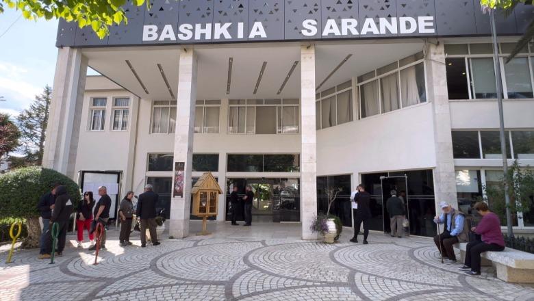 Banorët e lagjes 1 në Sarandë protestojnë para Bashkisë: Parkimi i ri në rrugën 'Lefter Talo' na rrezikon jetën 