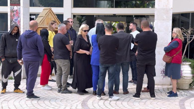 Banorët e lagjes 1 në Sarandë protestojnë para Bashkisë: Parkimi i ri në rrugën 'Lefter Talo' na rrezikon jetën 