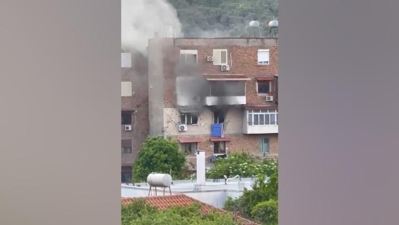 Merr flakë banesa në Elbasan, forcat zjarrfikëse në vendngjarje (VIDEO)