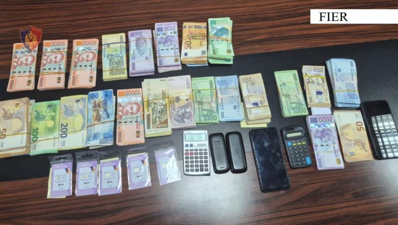 Këmbim valutor i paligjshëm në Fier, arrestohen 3 persona, sekuestrohen euro, dollarë e paund