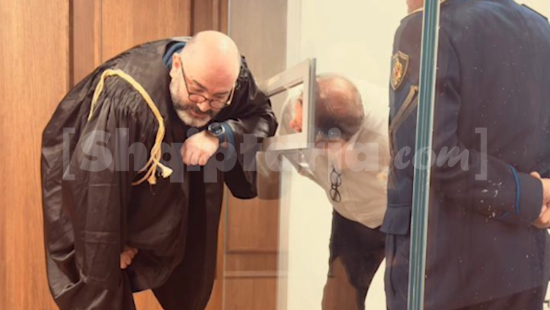 Sterilizimi/ Ilir Beqaj jashtë kafazit në seancën e radhës, GJKKO i pranon kërkesën! FOTOT kur ish-ministri flet me vështirësi me avokatin