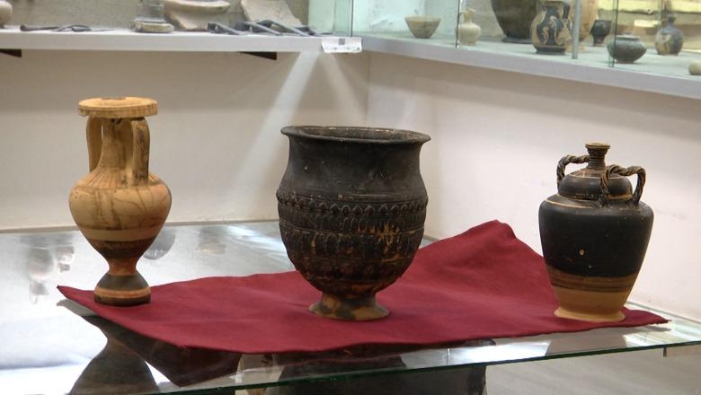 Përfundon restaurimi, eskpozohen për publikun 3 enë qeramike! Enët e rralla u gjetën gjatë gërmimeve në 35 vitet e fundit! Buzo: Objektet, përdorim në ceremoni martesore e funerale
