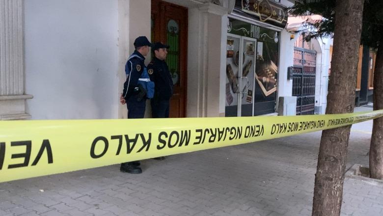 Policia kontrolle në një lokal në Elbasan, dyshohet për ushtrim të prostitucionit, disa të shoqëruar 