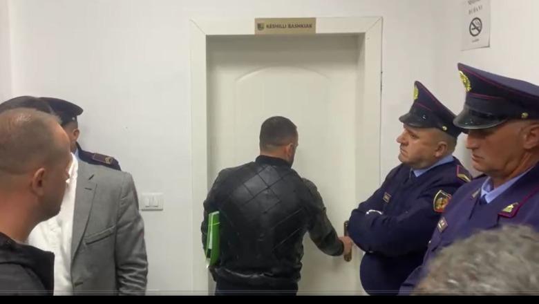 Banorët kundër paneleve diellore, mësyejnë Këshillin Bashkiak të Bulqizës! Shtyhet mbledhja