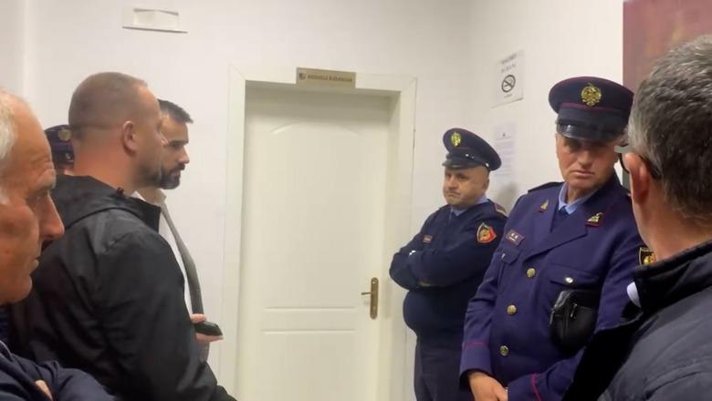 Banorët kundër paneleve diellore, mësyejnë Këshillin Bashkiak të Bulqizës! Shtyhet mbledhja