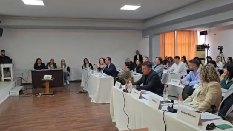 Tarifë 700 lekë për plazhet publike, Këshilli Bashkiak i Vlorës miraton projekt-vendimin