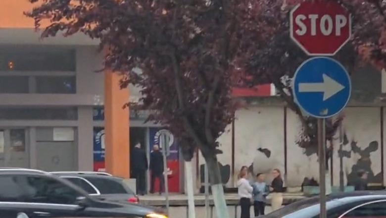 Kriza në degën e PD në Fier, Noka e Bardhi mbajnë takim me dyer të mbyllura ‘për të qetësuar’ ujërat