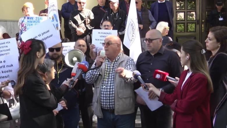 Dita e Punëtorëve/ Protestë përpara ministrisë së Ekonomisë, qytetarët kërkojnë të drejtat në punë! Mungojnë të rinjtë