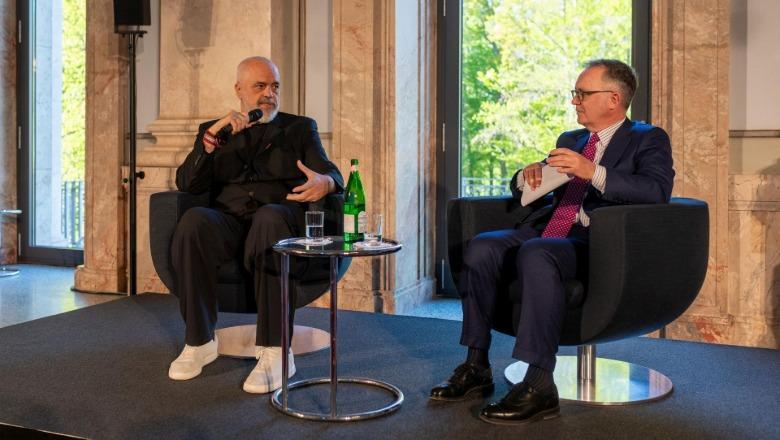 Çelet në Berlin ekspozita ‘Krizalimi’, prezantohen 13 piktura e skulptura të Ramës! Intervista me ambasadorin Bucci: Jam artisti më i mirë në botë mes kryeministrave