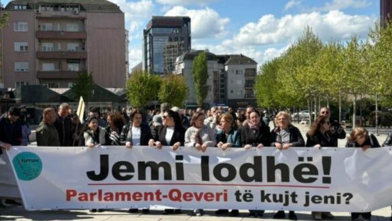 1 Maji në Kosovë/ Punëtorët e sektorit privat protestojnë në Prishtinë: Jemi lodhur! Parlament–Qeveri, të kujt jeni?