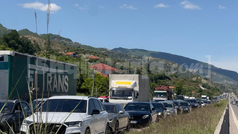 Trafik kilometrik në Tiranë–Elbasan, bllokohet hyrja e qytetit, policia e qarkullimit në terren
