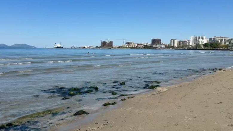 Vlorë, 700 lekë çadra në plazh publik, qytetarët kundër: Skandaloze, nuk e përballojmë dot!