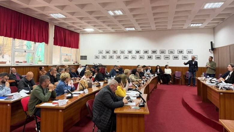 Dyfishohet tarifa e parkimit në Pogradec, nga 50 në 100 lekë/orë! Debate në mbledhjen e Këshillit, opozita kundër