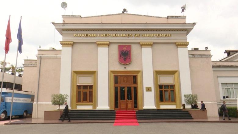 Berisha firmos pr.ligjin kundër ‘propagandës gjinore’ në shkolla e media: Gjoba deri në 1 mln lekë kush ‘prek’ orientimin seksual! Prindi, vetëm nënë e baba