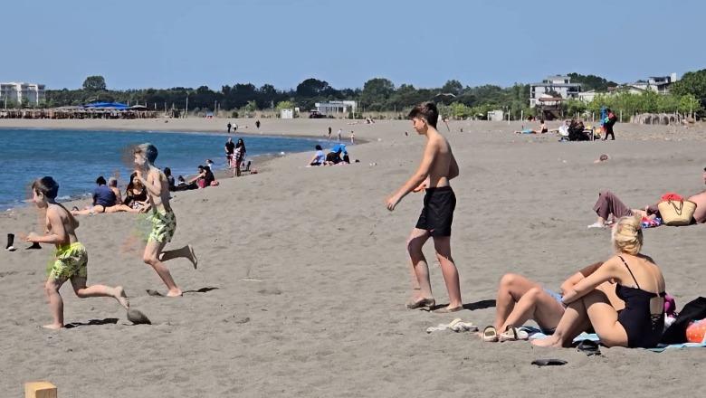 Fundjava sjell fluks vizitorësh në Velipojë, pushuesit: Perla e Shqipërisë, nuk e ndërrojmë me asnjë tjetër!