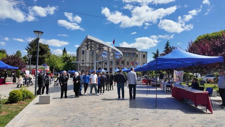 Burreli 104 vjet qendër e Matit, festë dhe panair libri! Namik Dokle fiton çmim me trilogjinë “Fshati ku dielli lind dy herë”