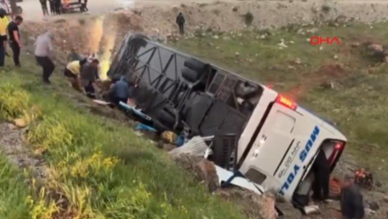 Aksident tragjik në Turqi/ Përmbyset autobusi me pasagjerë, raportohet për 4 viktima dhe 15 të plagosur (VIDEO)