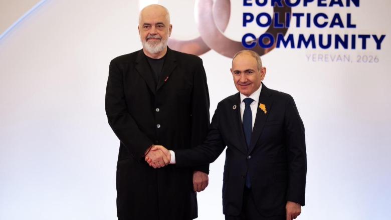 Fotoja familjare, Rama takon kryeministrin armen Nikol Pashinyan në Samitin e Komunitetit Politik Europian