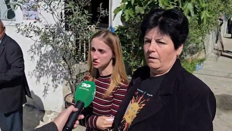 Sot u jepet lamtumira dy fëmijëve që vdiqën në aksident, banorët e Durrësit në lot: Dhimbje e madhe, s’kemi shtet