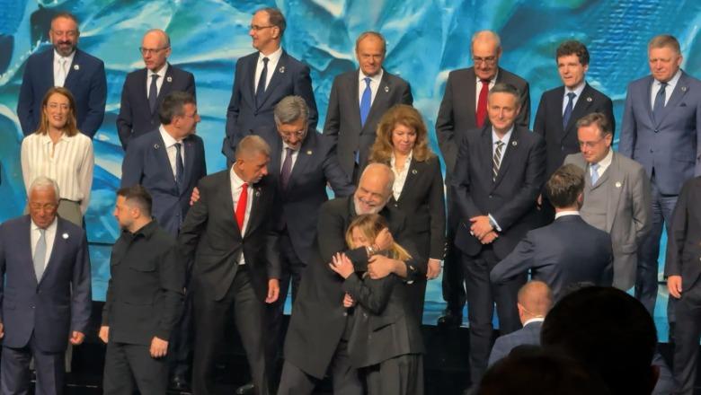 Fotoja familjare në samitin e Komunitetit Politik Europian, Rama e Meloni të qeshura e përqafime mes liderëve botërorë