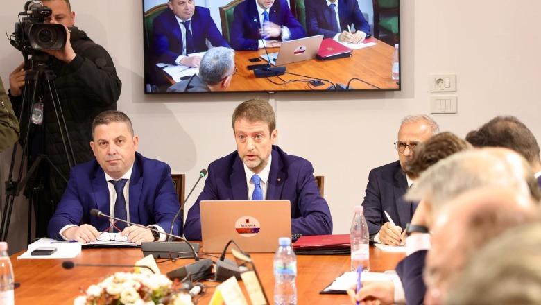 Integrimi/ Hoxha hedh poshtë akuzat e opozitës: S’ka bllokim negociatash! Rekomandimet e Komisionit për objektivat e ndërmjetëm, pozitive 