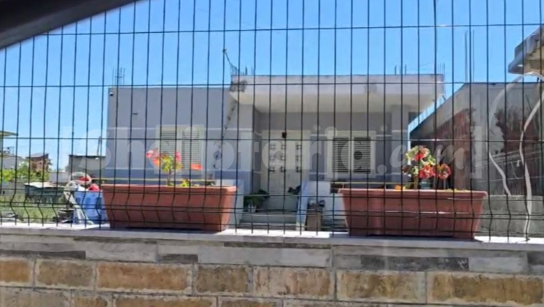 Report Tv në bnesën e autorit të aksidentit që i mori jetën dy të miturve në Durrës, familja u largua