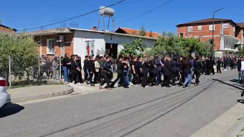 Aksidenti tragjik në Durrës, qindra qytetarë i japin lamtumirën 2 të miturve! Familja e autorit largohet nga banesa, kërkojnë ndjesë publike