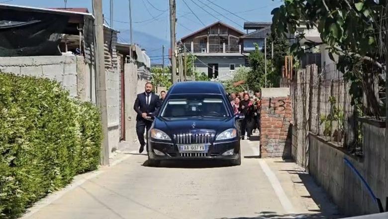 Pamjet e trishta, nis përcjellja për në banesën e fundit të 12-vjeçarit që vdiq në aksidentin në Durrës