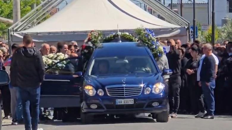 Me lot në sy dhe kurora me lule, 10-vjeçari përcillet në banesën e fundit