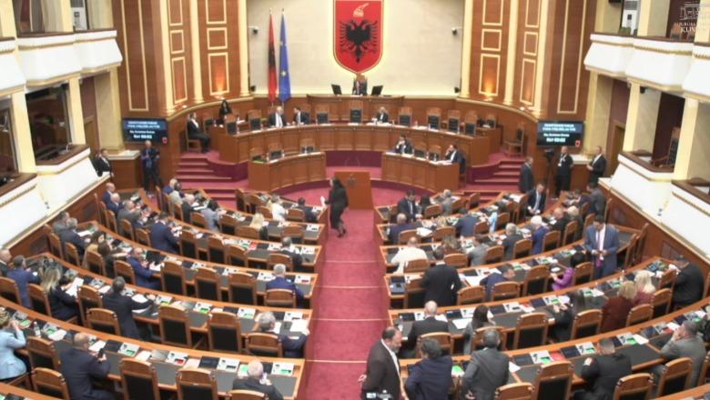 Kaos në Kuvend, pasoja në paga! Ja 16 deputetët e opozitës që u penalizuan me mbi 10 mijë euro për mungesa në seancat parlamentare 