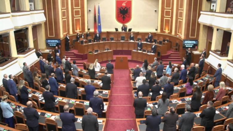 Sot Kuvend pas Javës së Gjelbër/ Seanca nis me 1 minutë heshtje për 2 fëmijët që humbën jetën nga aksidenti në Durrës