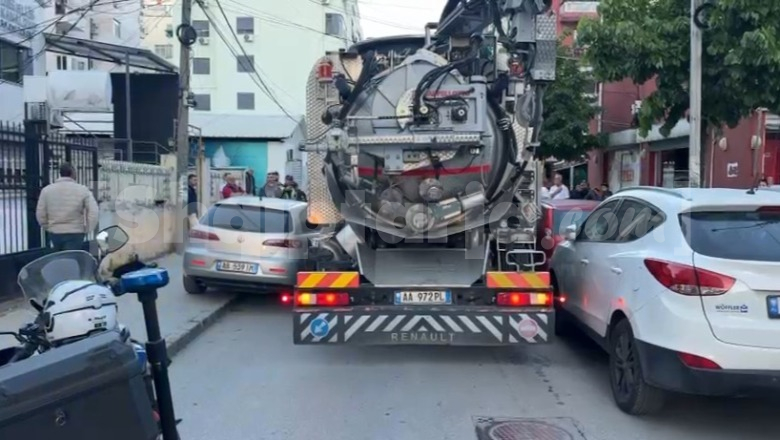 Parkimet në trotuar bllokojnë qarkullimin në Durrës, trafiku në kolaps për 40 minuta