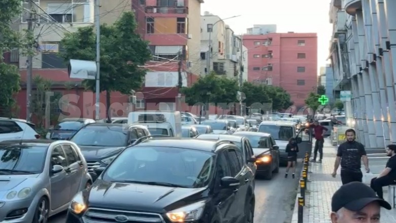 Parkimet në trotuar bllokojnë qarkullimin në Durrës, trafiku në kolaps për 40 minuta, policia gjobit shkelësit