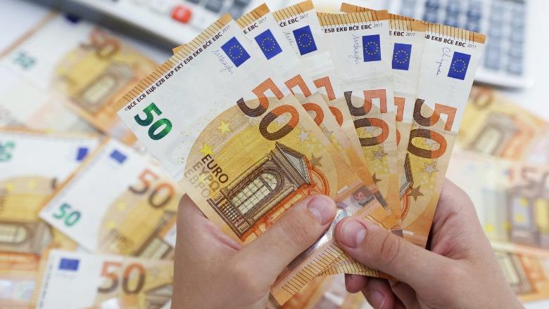 Tiranë/ Këmbim valutor pa licencë, nisin hetimet për 2 persona! Sekuestrohen 24 mijë euro dhe 13 mijë dollarë kandezë