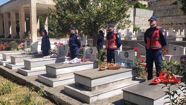 Sot 5 maj, veteranë dhe familjarë të dëshmorëve kryejnë homazhe tek 'Varrezat e Dëshmorëve' në Berat