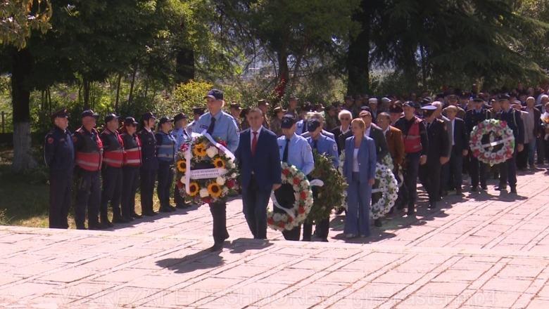 Përkujtohet në Gjirokastër Dita e Dëshmorëve, deputetë e veteranë nderojnë të rënët për Atdheun